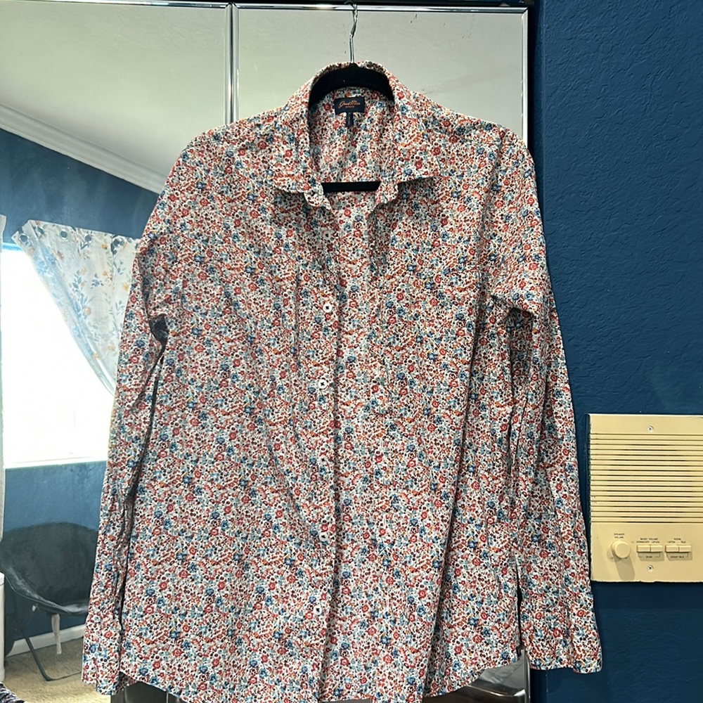 I’m selling this shirt with flower print . Size large